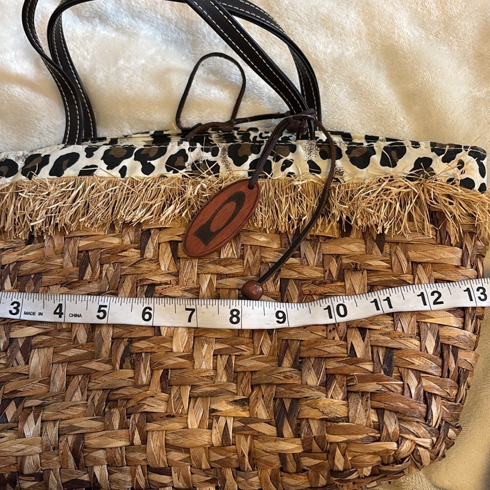AUGUST BRAND..STRAW BAG HAS STRAW FRINGE ACCENT ANIMAL PRINT CLOTH INTERIOR 🤎 - Picture 8 of 9